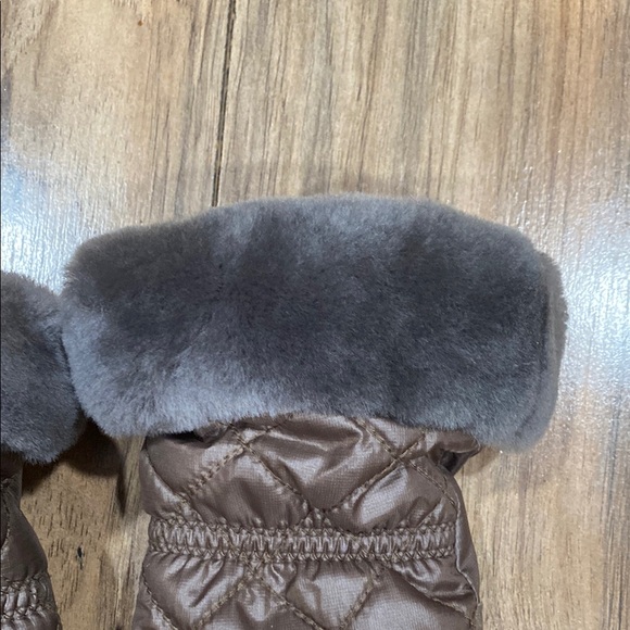 UGG Quilted Brown Gloves with Fur Trim - Picture 3 of 8